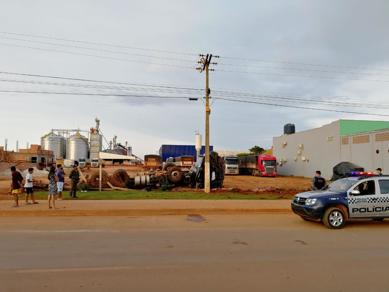 Condutor perde controle do veículo e invade pátio de empresa (Foto: PM MT)