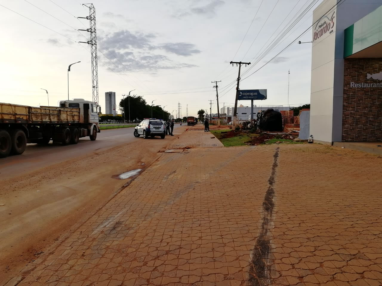 Condutor perde controle do veículo e invade pátio de empresa (Foto: PM MT)