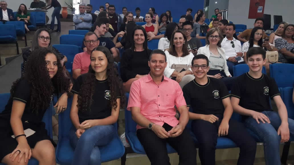 Alunos e professores recebem premiação da OBMEP (Foto: Reprodução/ Facebook)