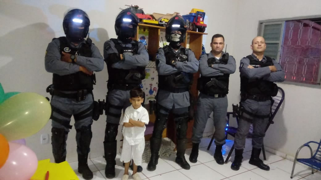 Menino que sonha em ser policial ganha visita surpresa da PM de Campo Novo do Parecis no dia do seu aniversário